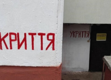 – Якщо хочете потрапити в укриття – платіть! – перегородив нам вхід суід. А якщо ні – йдіть на іншу вулицю, там є інший сховок! На вулиці виють серени, а нам довелося прямо на місці з сусідом вирішувати це непорозуміння