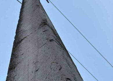 Олена саме прасувала сорочки, коли двері раптово подзвонили. Відкривши, вона побачила свекра.– Здрастуйте, Леонід Вікторович! – здивовано привіталася вона.– Привіт, я просто вирішив завітати, подивитися, як ти, – пояснив свекор.– Проходьте, я зараз чай поставлю, – запросила Олена, хоч і не могла зрозуміти, що спонукало його до цього візиту.– Не поспішай, сядь, Олено, – раптом сказав Леонід Вікторович. – Є дещо, що я маю тобі сказати. Краще, щоб ти почула це від мене.Олена відчула тривогу і з острахом подивилася на свекра, не розуміючи, про що йдеться.