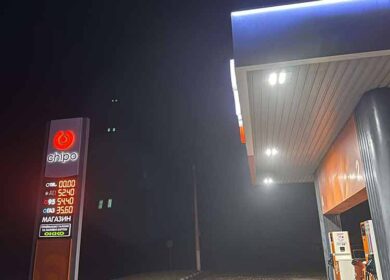 Вероніка відчула себе дуже погано, і її чоловік Олег не вагаючись викликав швидку. Її забрали в лікарню, і лише через десять днів лікарі дозволили їй повернутися додому. Хоча сама Вероніка наполягала, щоб її виписали раніше. – Все зі мною в порядку, чесно! – запевняла вона лікарку. – Довго сиділа тут, переживаю за чоловіка і дітей. Напевно, вони там зовсім без мене розбилися, а вдома, мабуть, бардак. – Подумай про себе, Вероніко, про своє здоров’я, – сказала лікарка. – А рідні обов’язково впораються. Якщо будеш так переживати, доведеться залишитися ще довше! Коли Вероніка потрапила додому, вона залишилася стояти на порозі, абсолютно ошелешена
