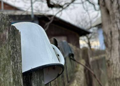Я натрапила на його кохану і одразу втратила слова. Розумію, що молодість має свою вагу, але ж їй ще не більше тридцяти п’яти! Та й загалом, вона мені точно не конкурентка! Спочатку думала влаштувати сцени, але потім вирішила, що не буду робити таку “приємність” сусідам і просто пішла додому