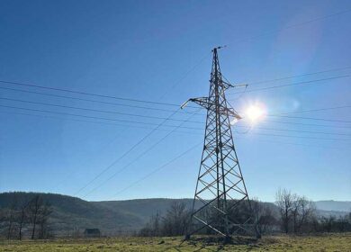 Анатолій повернувся додому після роботи і, зайшовши, гукнув: – Я вдома! Але в будинку була тиша. Чоловік роззувся і, пройшовши в кімнату, зупинився від здивування. Віра сиділа на підлозі і складала речі у валізу. – Куди ти зібралася? – запитав він, не розуміючи, що відбувається. – Подалі від тебе! – відповіла вона різко. – Як? Що ти маєш на увазі? – Анатолій посміхнувся, подумавши, що це жарт. – Я подаю на розлучення і йду від тебе! – відрізала Віра. – Як це “на розлучення”? Чому? – Анатолій був шокований. – Ти дійсно не розумієш? – запитала Віра, поглянувши на нього з підозрою. – Віро, що сталося? – здивовано запитав чоловік, все ще не в силах зрозуміти, що стало причиною такого рішення
