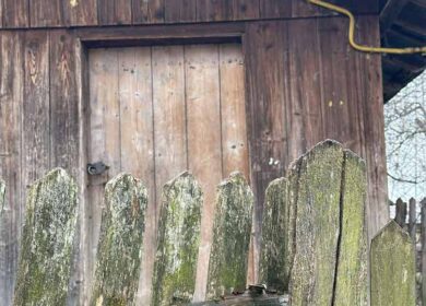 Галина проснувшись рано, простягла руку в бік чоловіка, але Віктора поруч не було. – Це ж дивно, – подумала жінка, піднімаючись з ліжка. Вона обійшла всю квартиру, але чоловіка не знайшла. Тоді Галя взяла телефон і спробувала зателефонувати, але й тут її чекала невдача – абонент виявився поза зоною досяжності. Жінка нервово ходила по квартирі, не знаючи, що й думати.