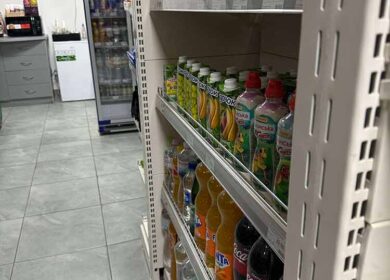 Мамо, не приходь, нас не буде вдома, – з обуренням каже моя донька. – Доню, я ж просто маю перевірити лічильники, – намагаюся вигадати якусь причину, щоб все-таки потрапити до неї. Від того часу, як я повернулася з Греції, наші стосунки з Іриною значно охололи. Все через квартиру, яку я купила для себе. Вона надіялася, що я віддам їй це житло, але моє рішення її сильно розчарувало