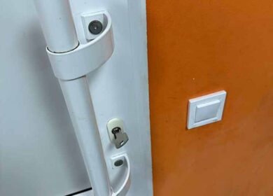 Марія саме займалася приготуванням холодцю, коли раптом дзвенить телефон. Це була її троюрідна тітка. – Привіт, Марійко! Ми зібралися до тебе в гості. Ти не проти, якщо приїдемо? – зраділа тітка. – Та що ви, звісно, рада! Чекаю вас, приїжджайте! – відповіла Марія, намагаючись приховати свою радість. Після цього вона вирушила в магазин за різними смаколиками. «Холодець точно не завадить», – подумала вона. І от, коли день гостювання настав, дзвонить тітка: – Привіт, Маріє! Ми вже їдемо до тебе! – Ви? – запитала Марія, відчуваючи, як її охоплює несподівана тривога